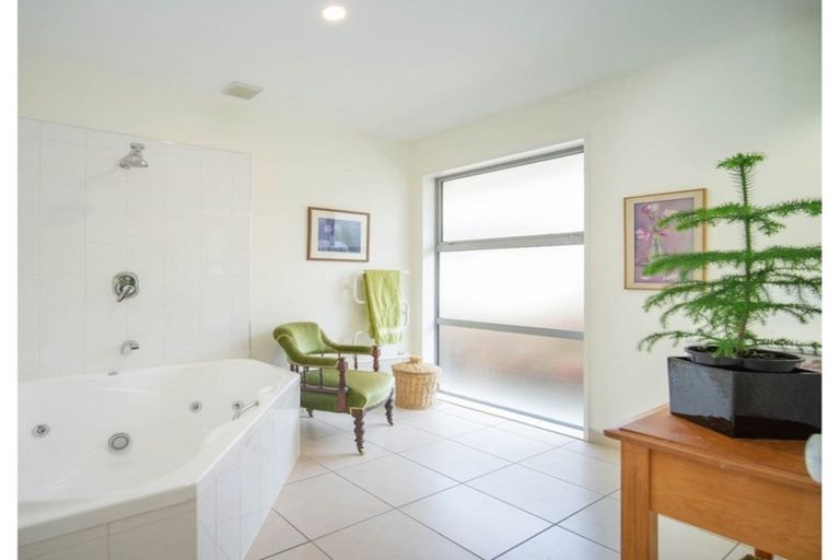 Photo of property in 4 The Oval, Hillmorton, Christchurch, 8024