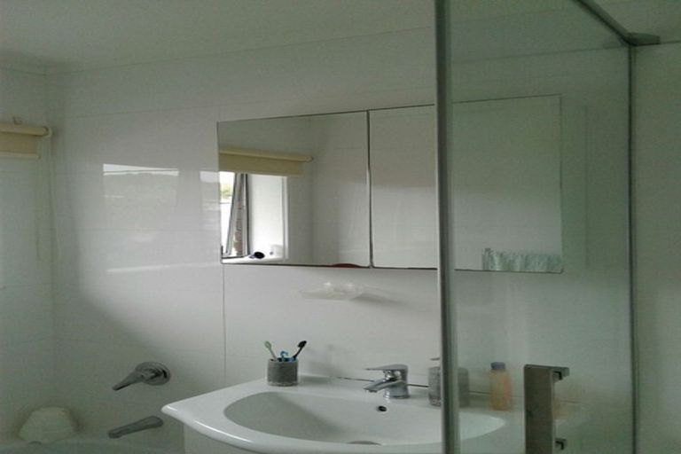 Photo of property in 2/62 Sunderlands Road, Half Moon Bay, Auckland, 2012