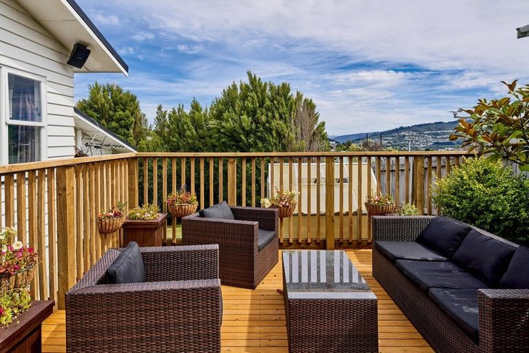 Photo of property in 27 Griffiths Grove, Newlands, Wellington, 6037