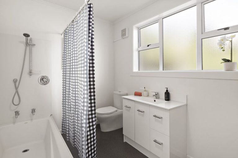 Photo of property in 36 Tio Tio Road, Miramar, Wellington, 6022