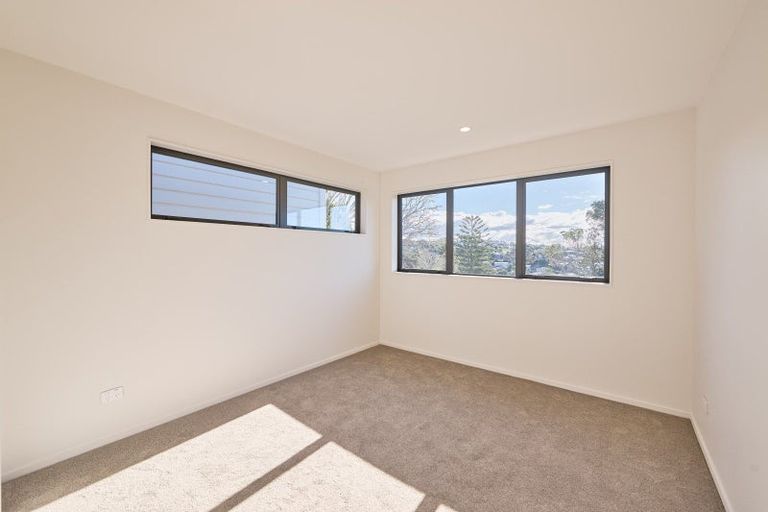 Photo of property in 4/147c Carlisle Road, Northcross, Auckland, 0632
