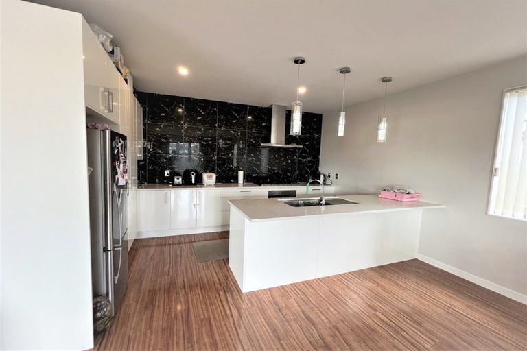 Photo of property in 27 Mantra Road, Massey, Auckland, 0614