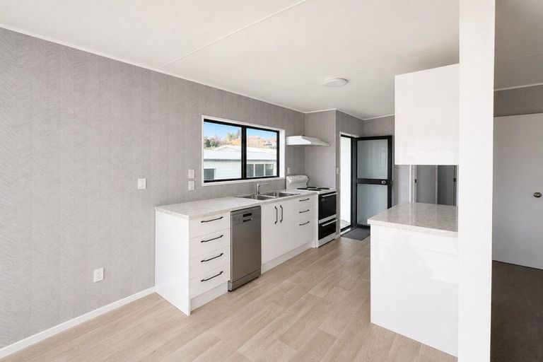 Photo of property in 46 Aquarius Drive, Kawaha Point, Rotorua, 3010