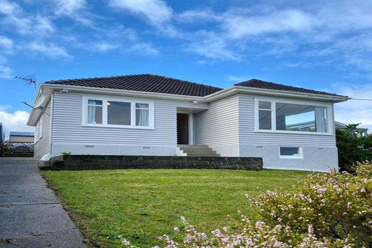 Photo of property in 108 Nevay Road, Karaka Bays, Wellington, 6022