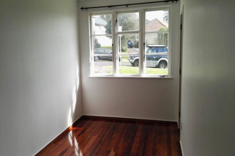 Photo of property in 3 Nutsey Avenue, Northcote, Auckland, 0627