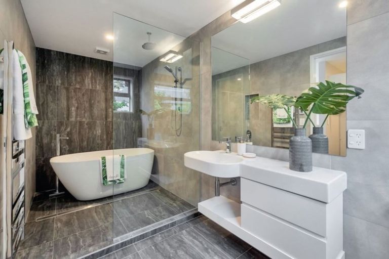 Photo of property in 1a Lyons Avenue, Murrays Bay, Auckland, 0630