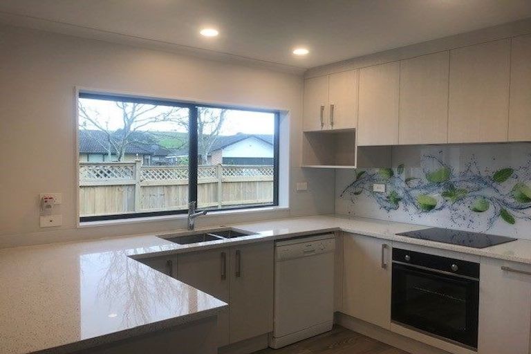 Photo of property in 1 Belcoo Crescent, East Tamaki, Auckland, 2013