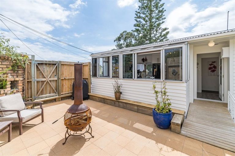 Photo of property in 57 Fairmount Road, Titirangi, Auckland, 0604