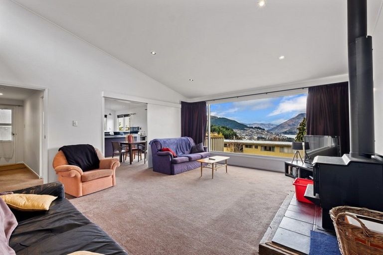 Photo of property in 6 Wynyard Crescent, Fernhill, Queenstown, 9300