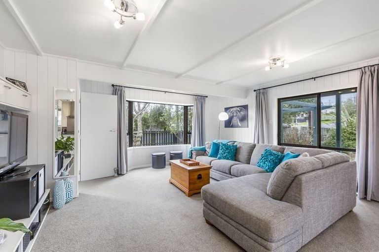 Photo of property in 1 Gails Drive, Okura, Auckland, 0792