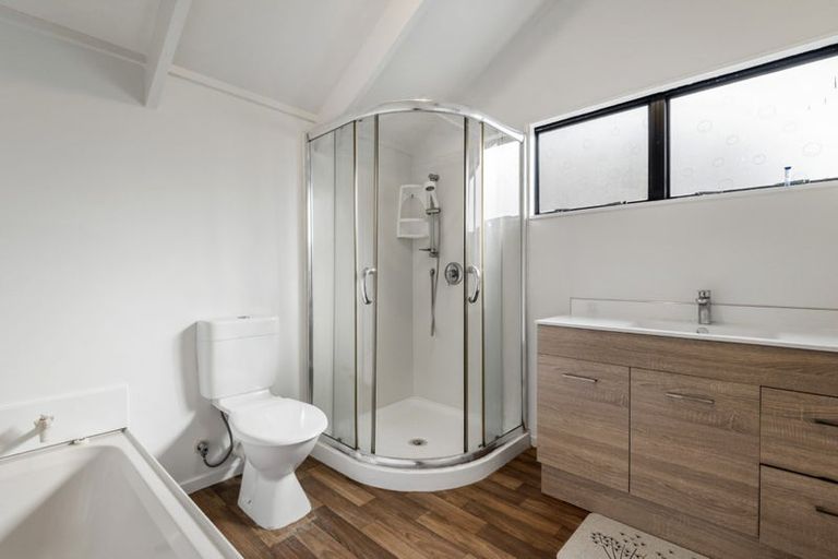 Photo of property in 1/14 Helicon Place, Totara Vale, Auckland, 0629