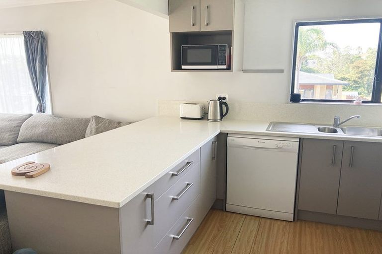 Photo of property in 33 Lagoon Way, West Harbour, Auckland, 0618