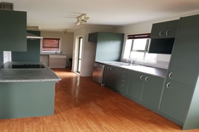 Photo of property in 12 Bamboo Grove, Kelston, Auckland, 0602