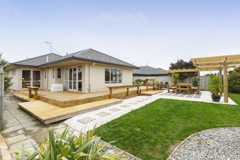 Photo of property in 9 Ron Place, Fitzherbert, Palmerston North, 4410