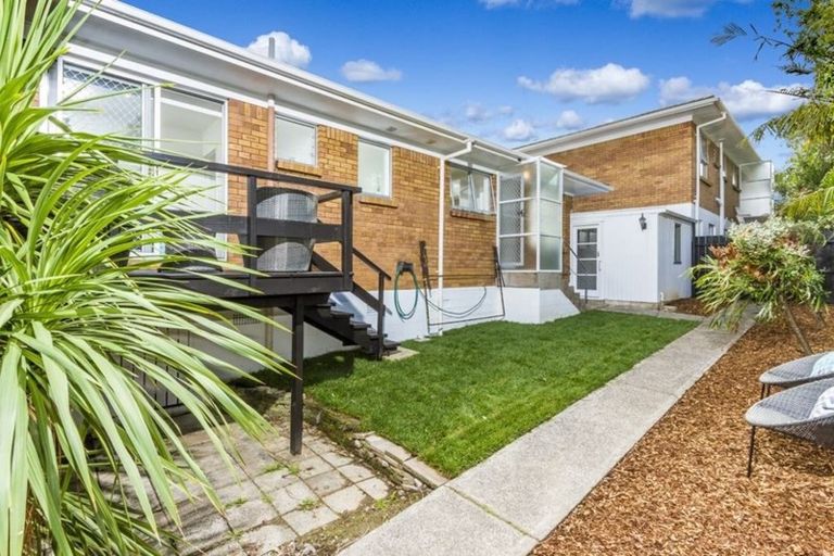 Photo of property in 2/8 Tobruk Crescent, Milford, Auckland, 0620