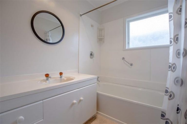 Photo of property in 28 Larnoch Road, Henderson, Auckland, 0610