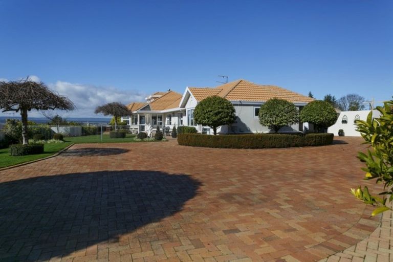 Photo of property in 2 Krissell Place, Acacia Bay, Taupo, 3330