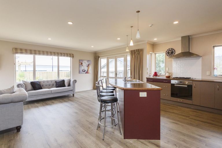 Photo of property in 9 Ron Place, Fitzherbert, Palmerston North, 4410