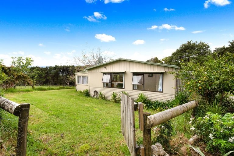 Photo of property in 15 Te Henga Road, Waitakere, Henderson, 0781