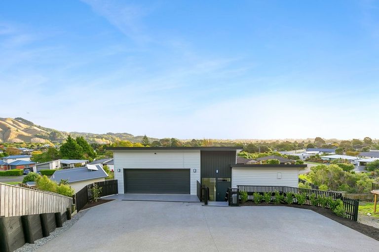 Photo of property in 68 Kakariki Grove, Waikanae, 5036
