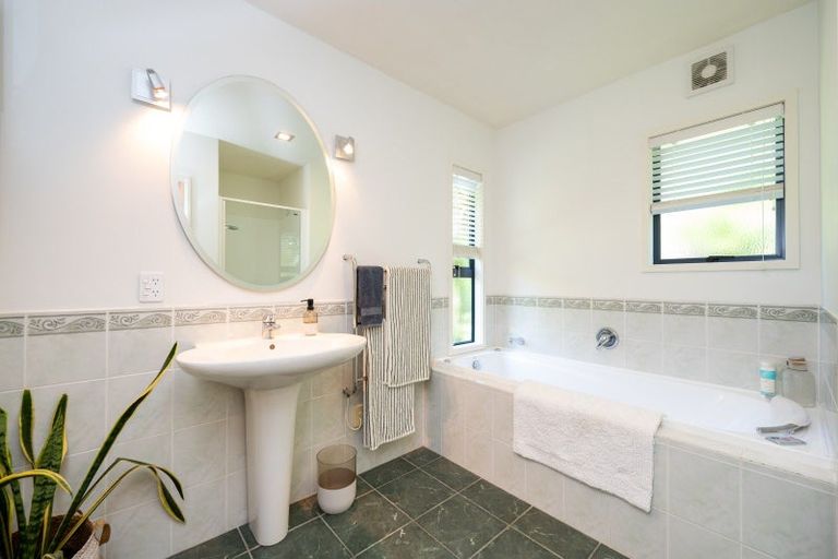 Photo of property in 11 Woodford Heights, Havelock North, 4130