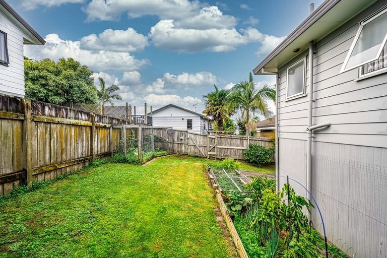Photo of property in 2/114 Bradbury Road, Botany Downs, Auckland, 2010