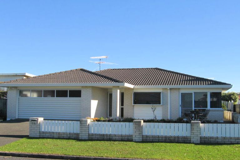 Photo of property in 2/24 Alice Avenue, Orewa, 0931