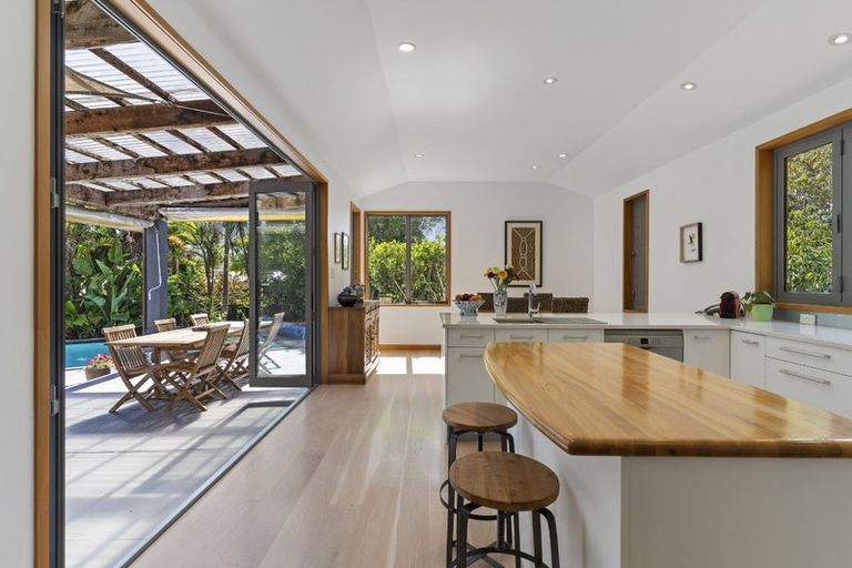 Photo of property in 98 Aberdeen Road, Campbells Bay, Auckland, 0620