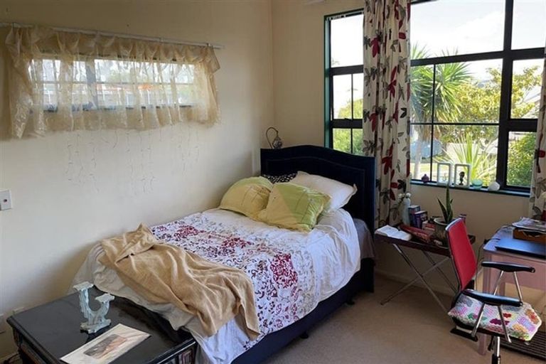 Photo of property in 9 Vinograd Drive, Te Atatu Peninsula, Auckland, 0610
