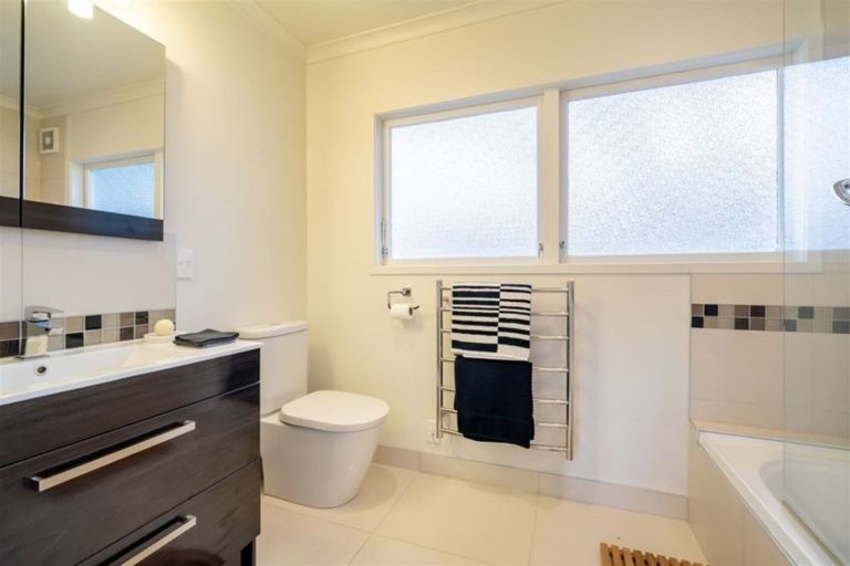 Photo of property in 1/72 Roseberry Avenue, Birkenhead, Auckland, 0626