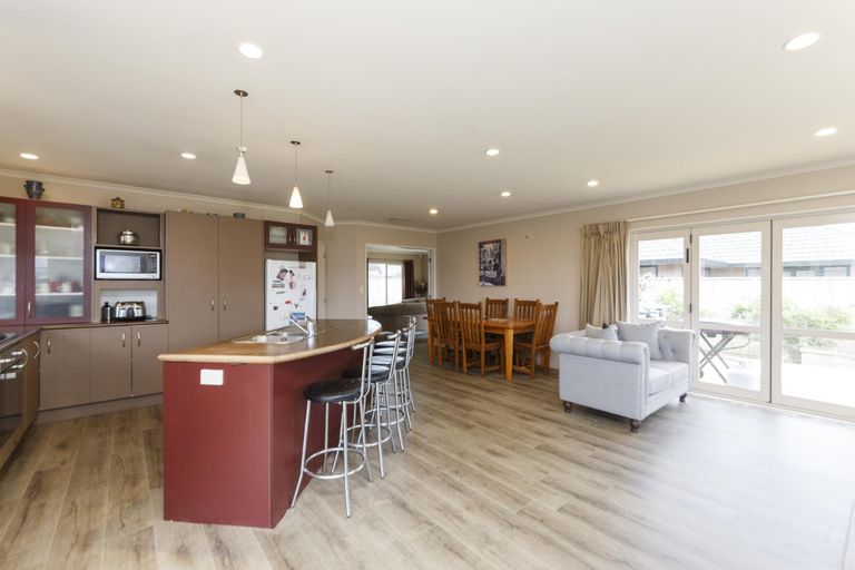 Photo of property in 9 Ron Place, Fitzherbert, Palmerston North, 4410