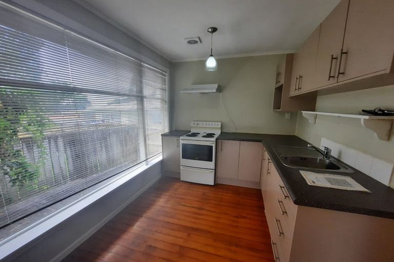 Photo of property in 2/14 Mona Vale, West Harbour, Auckland, 0618