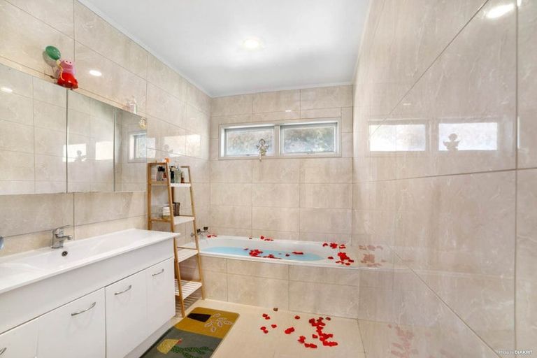 Photo of property in 31 Royal Road, Massey, Auckland, 0614