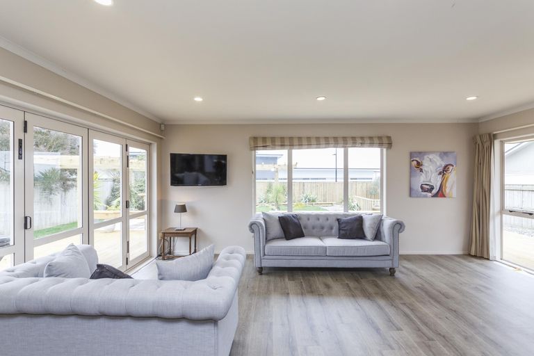 Photo of property in 9 Ron Place, Fitzherbert, Palmerston North, 4410