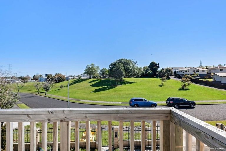 Photo of property in 15 Aronia Way, Goodwood Heights, Auckland, 2105