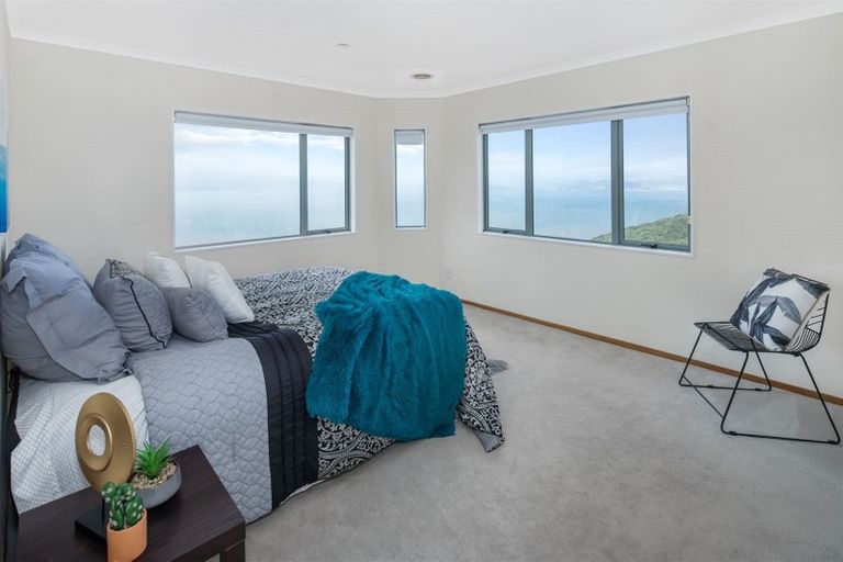 Photo of property in 22 Bennett Grove, Newlands, Wellington, 6037