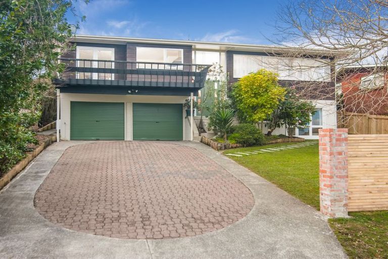 Photo of property in 73 Lantana Road, Green Bay, Auckland, 0604