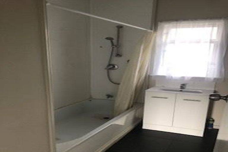 Photo of property in 112 Tirimoana Road, Te Atatu South, Auckland, 0602