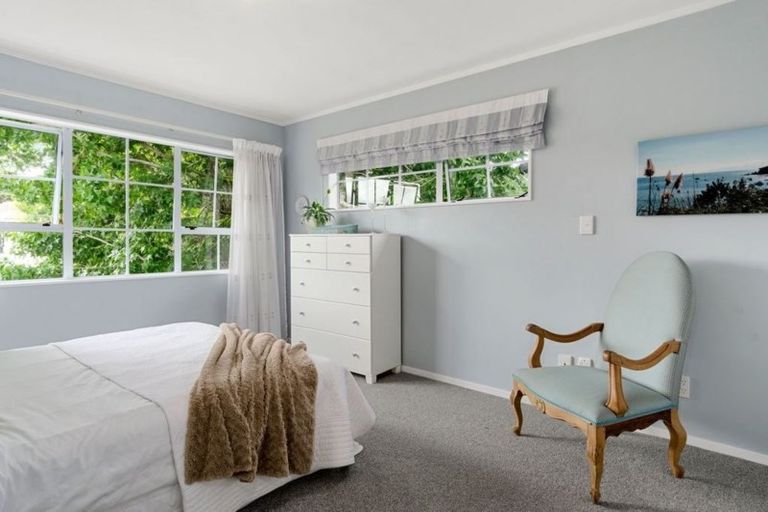 Photo of property in 2/10 Landsberg Way, Windsor Park, Auckland, 0632