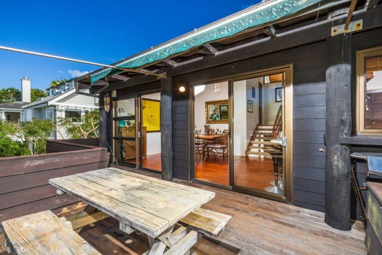 Photo of property in 18 Tiri Road, Milford, Auckland, 0620