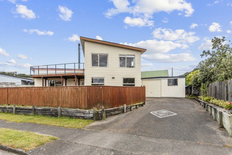 Photo of property in 1 Frances Street, Waikanae Beach, Waikanae, 5036