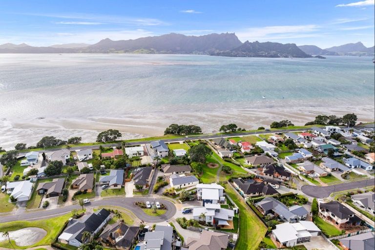 Photo of property in 11 Miami Place, One Tree Point, 0118