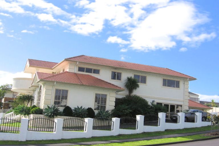 Photo of property in 2 Kerridge Close, Shamrock Park, Auckland, 2016