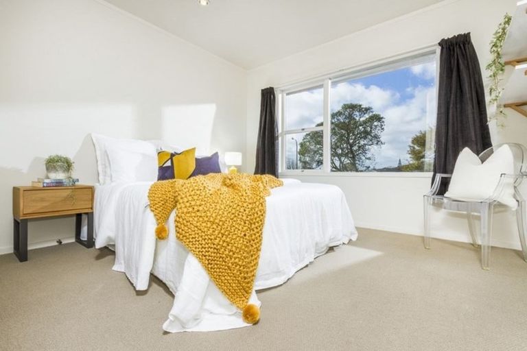 Photo of property in 1/1 Hatherlow Street, Glenfield, Auckland, 0629