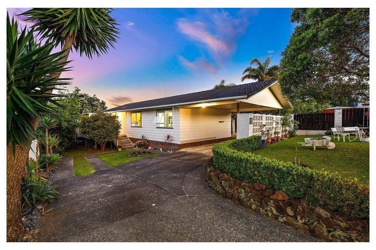 Photo of property in 2 Allington Road, Massey, Auckland, 0614