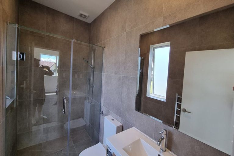 Photo of property in 1c Taupiko Place, Green Bay, Auckland, 0604