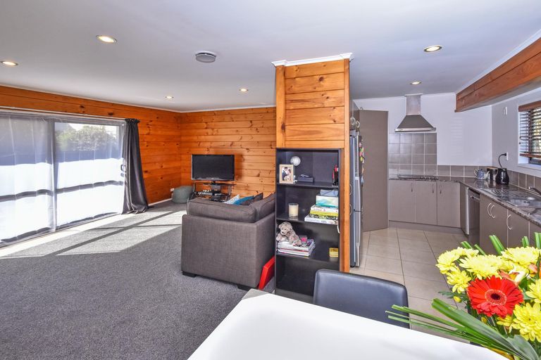 Photo of property in 16 Pinehurst Place, Wattle Downs, Auckland, 2103