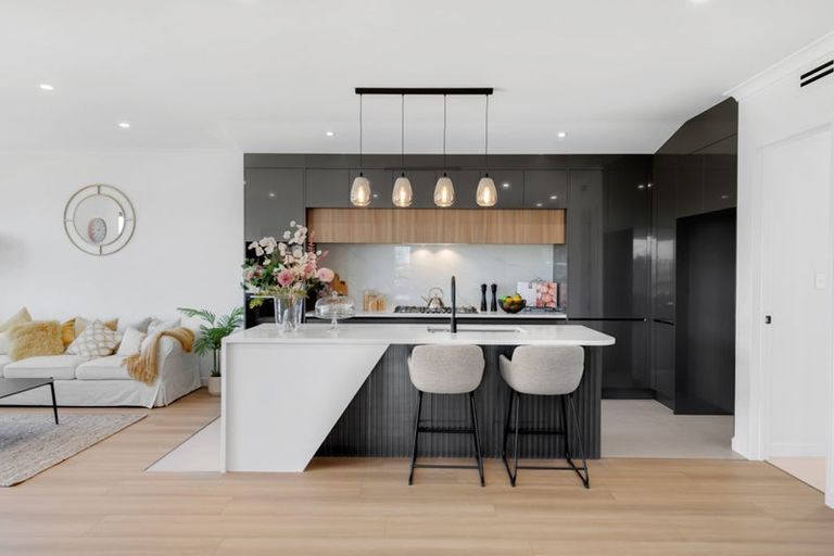 Photo of property in 14 Parkmore Drive, Rosehill, Papakura, 2113