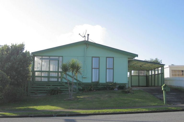 Photo of property in 152 Gloaming Hill, Titahi Bay, Porirua, 5022