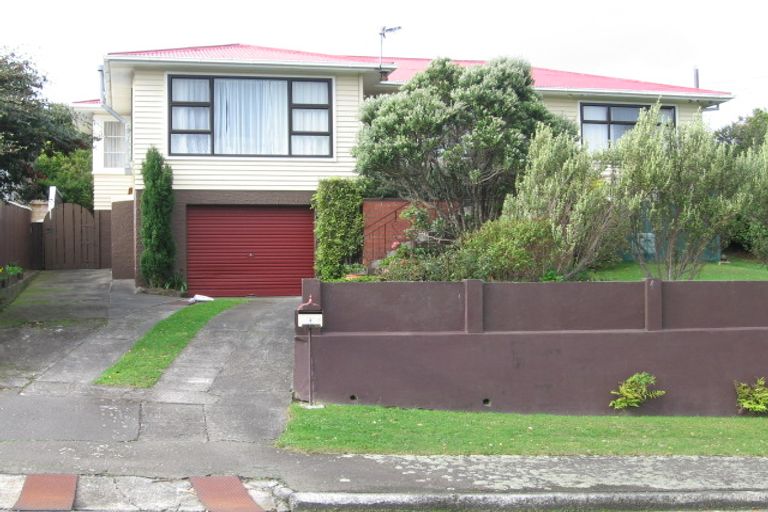 Photo of property in 4 Warrington Grove, Newlands, Wellington, 6037
